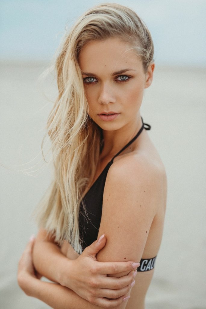 sara podrzaj mua blonde hair blue eyes model photo shoot on the beach