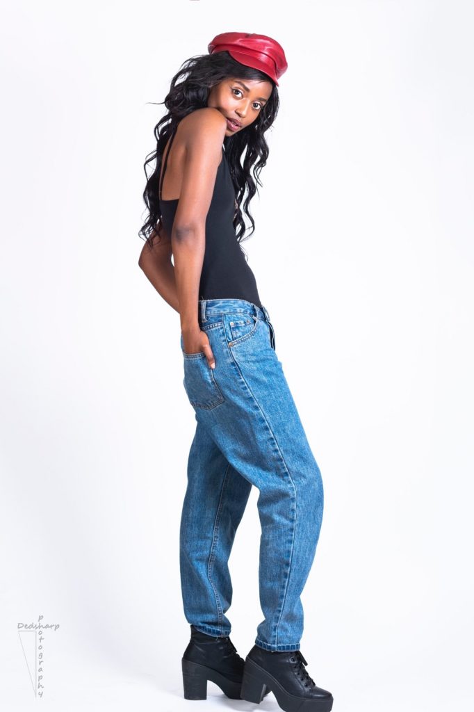 dark skin girl wearing oversized jeans and red hat